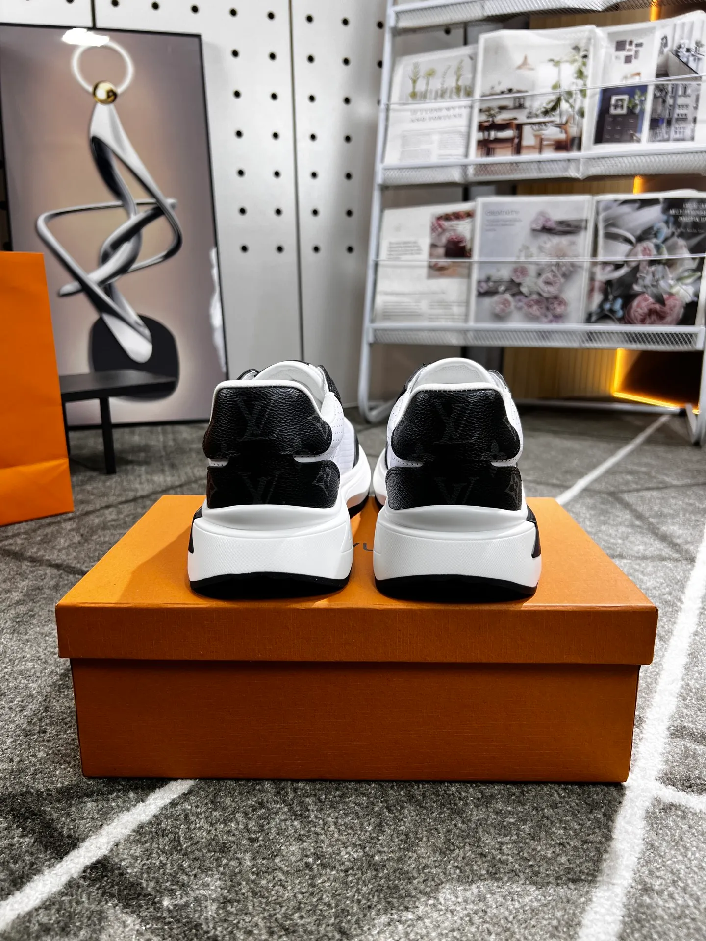 Factory price: 438 💰 LV new casual men's shoes 👉 👉 Fashionable and versatile, 💞 simple and elegant style, 🔊 made of imported cowhide, ☑️ breathable mesh lining, sheepskin feet, original wear-resistant rubber outsole, exclusive new style, actual shot, three colors available, code number: 38-44, (45 can be customized)